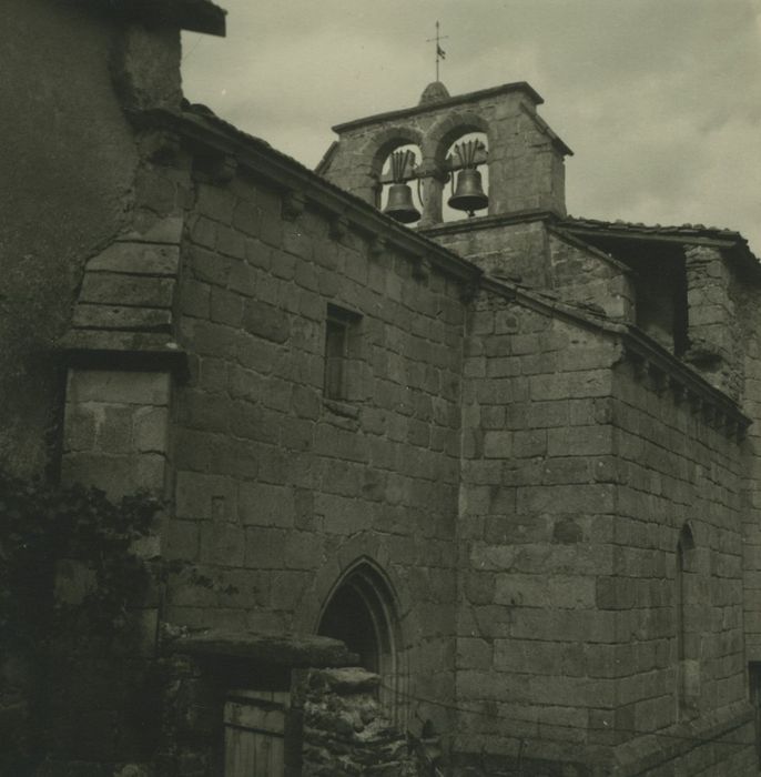 Eglise de la Nativité de la Sainte Vierge : Façade latérale sud, vue partielle