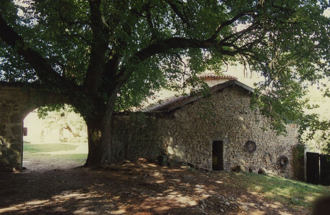 Château de Folgoux : Portail d’accès sud à la cour, vue générale