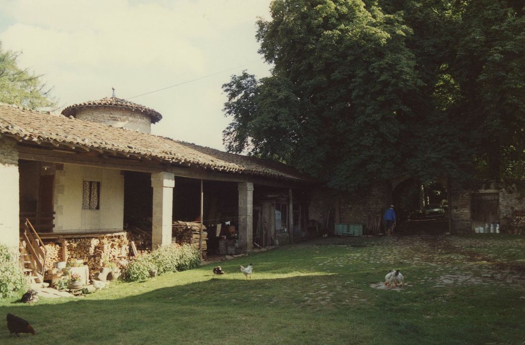 Château de Folgoux : Communs de l’avant-courps, ensemble ouest, vue générale