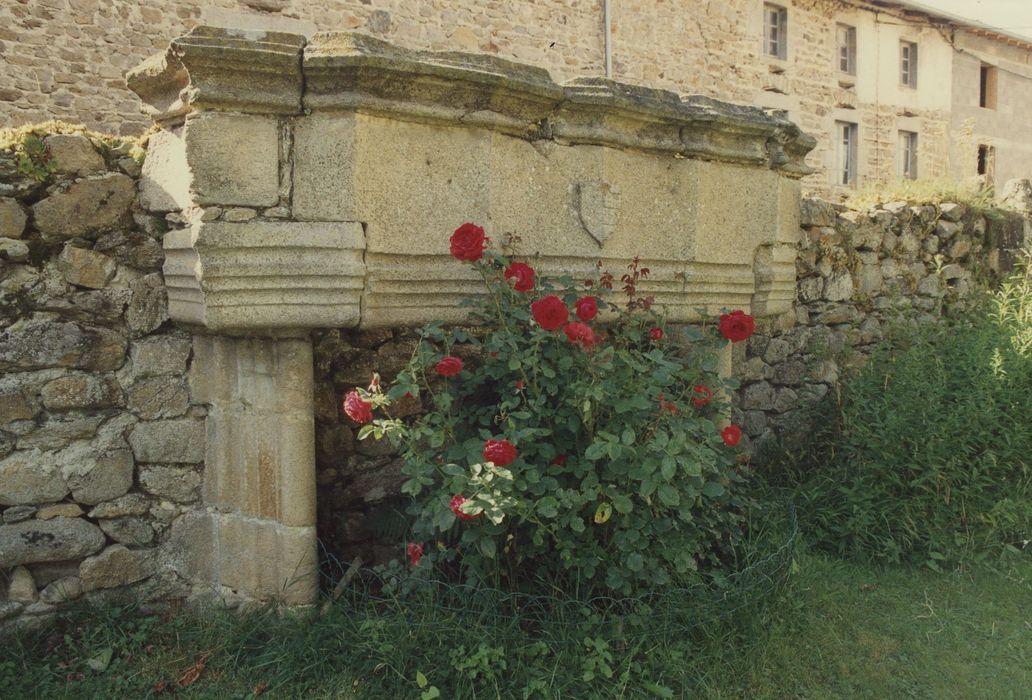 Château de Folgoux : Détail d’une cheminée rapportée en 1922, vue générale