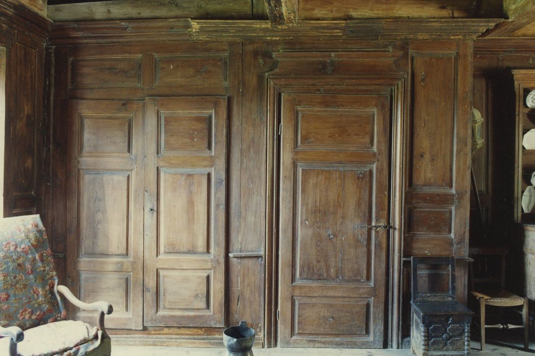 Château de Folgoux : Rez-de-chaussée, salle à manger, lambris de revêtement, vue partielle