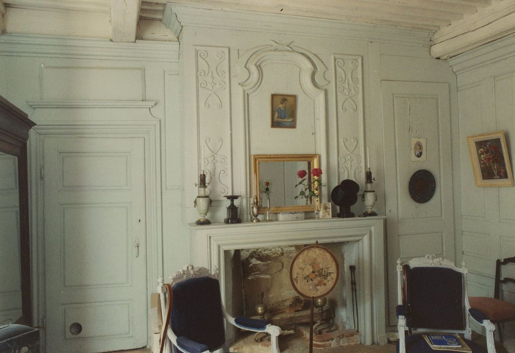 Château de Folgoux : 1er étage, chambre verte, vue partuielle des lambris de revêtement