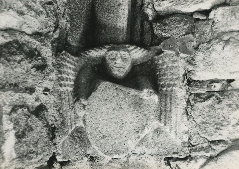 Ancienne église Saint-Voy : Chapelle haute, détail d’un chapiteau sculpté