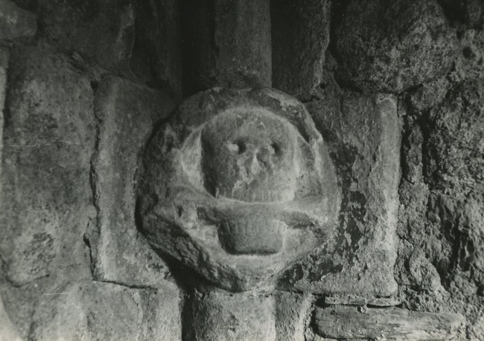 Ancienne église Saint-Voy : Chapelle haute, détail d’un chapiteau sculpté