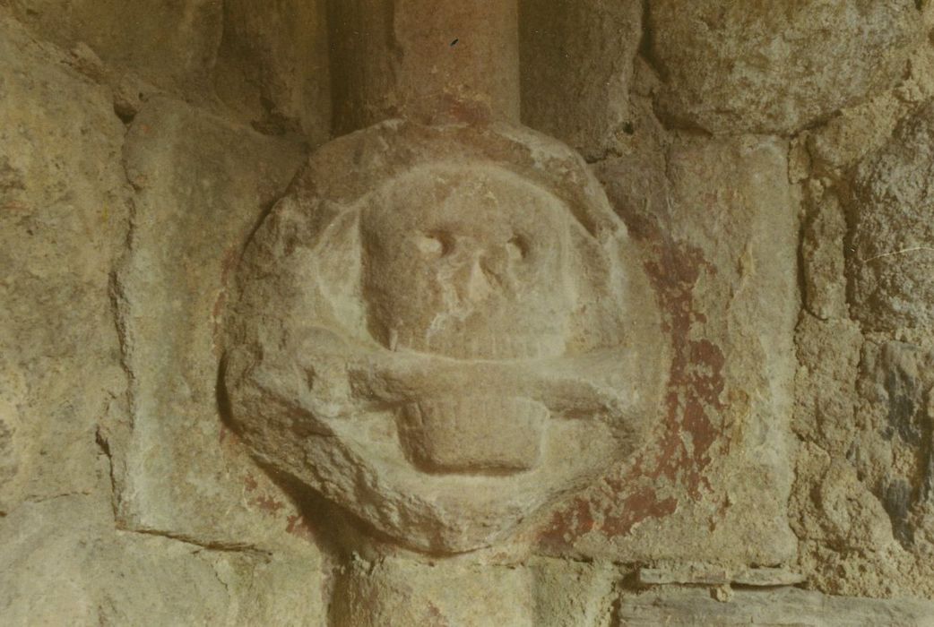 Ancienne église Saint-Voy : Chapelle haute, détail d’un chapiteau sculpté