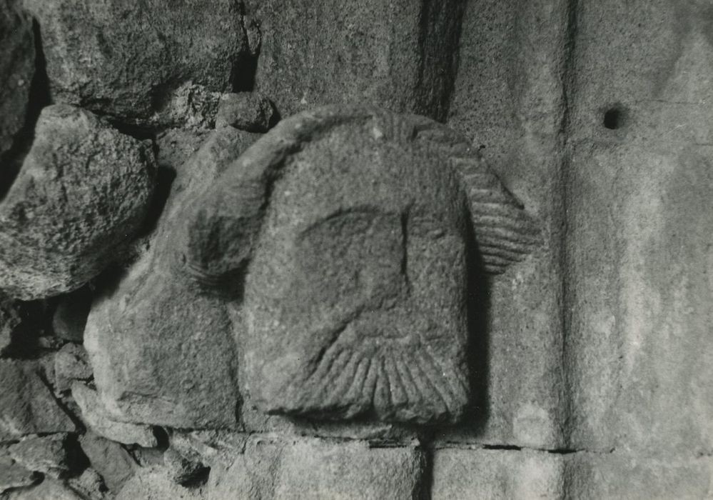 Ancienne église Saint-Voy : Chapelle haute, détail d’un chapiteau sculpté