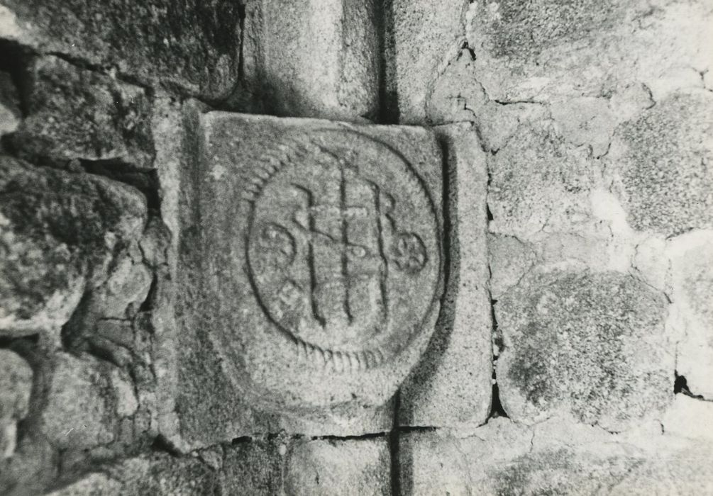 Ancienne église Saint-Voy : Chapelle haute, détail d’un chapiteau sculpté