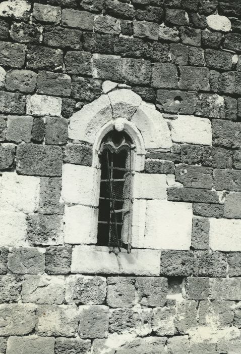 Ancienne église Saint-Jean : Façade latérale sud, détail d’une baie