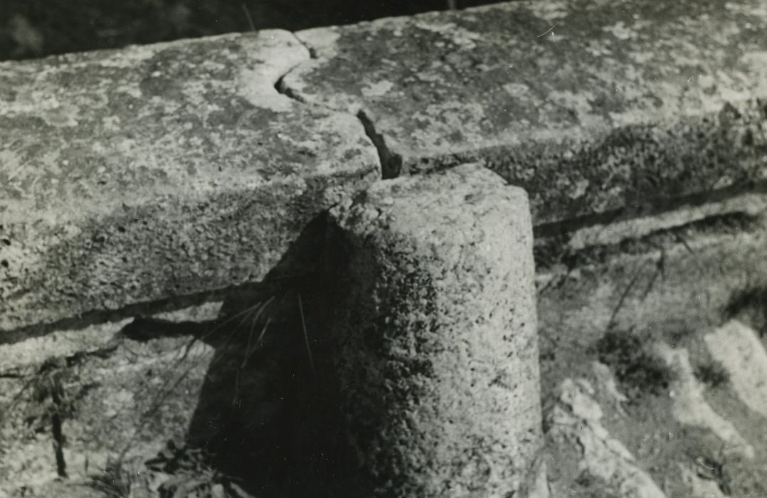 Grand Pont, détail du parapet et d’un chaperon à tenon