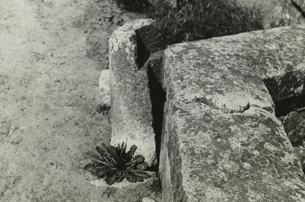 Grand Pont, détail de la borne de protection