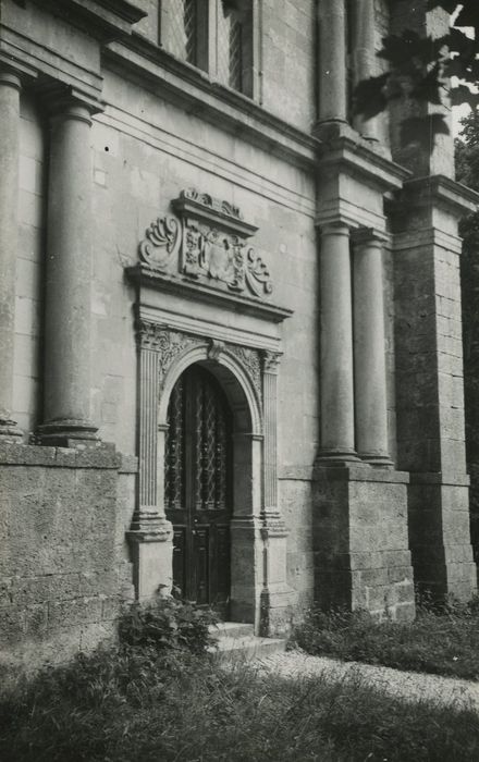 Château : Chapelle, porte d’accès ouest, vue générale