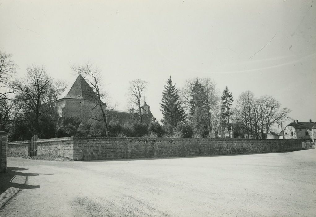 Château : Mur de soutenement de la terrasse, angle nord-est, vue générale