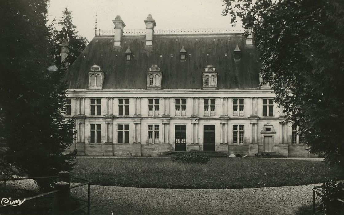 Château : Façade nord, vue partielle