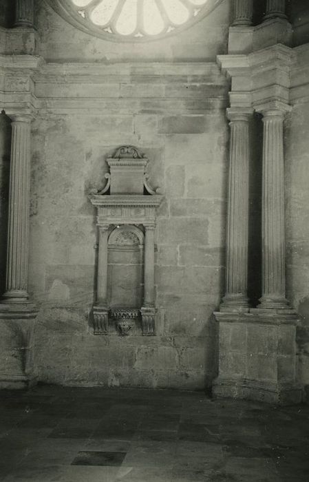 Château : Chapelle, détail de la piscine