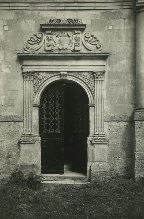 Château : Chapelle, porte d’accès ouest, vue générale