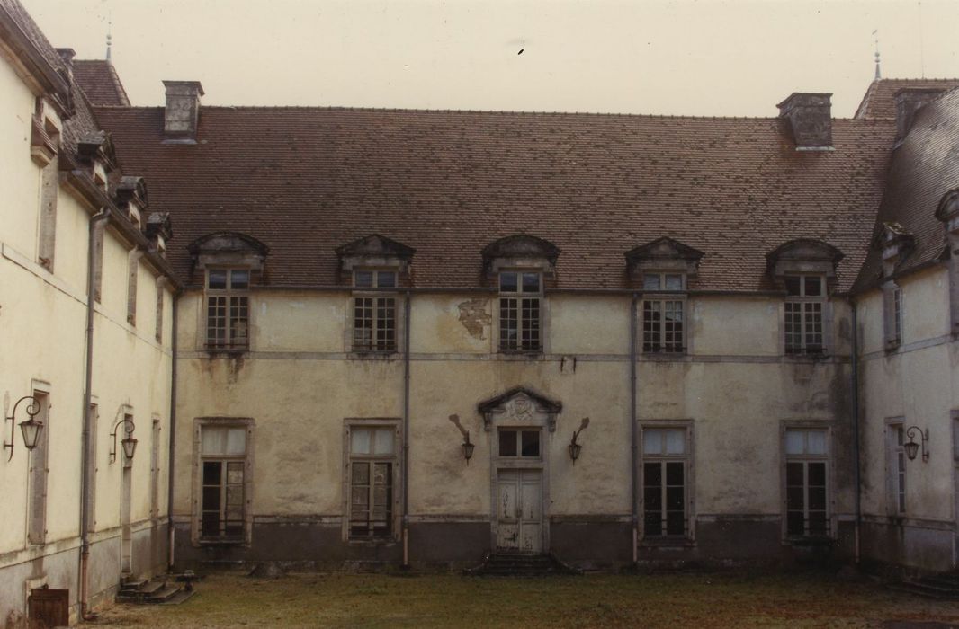 Château de Montmoyen : Cour d’honneur, façade ouest, vue générale