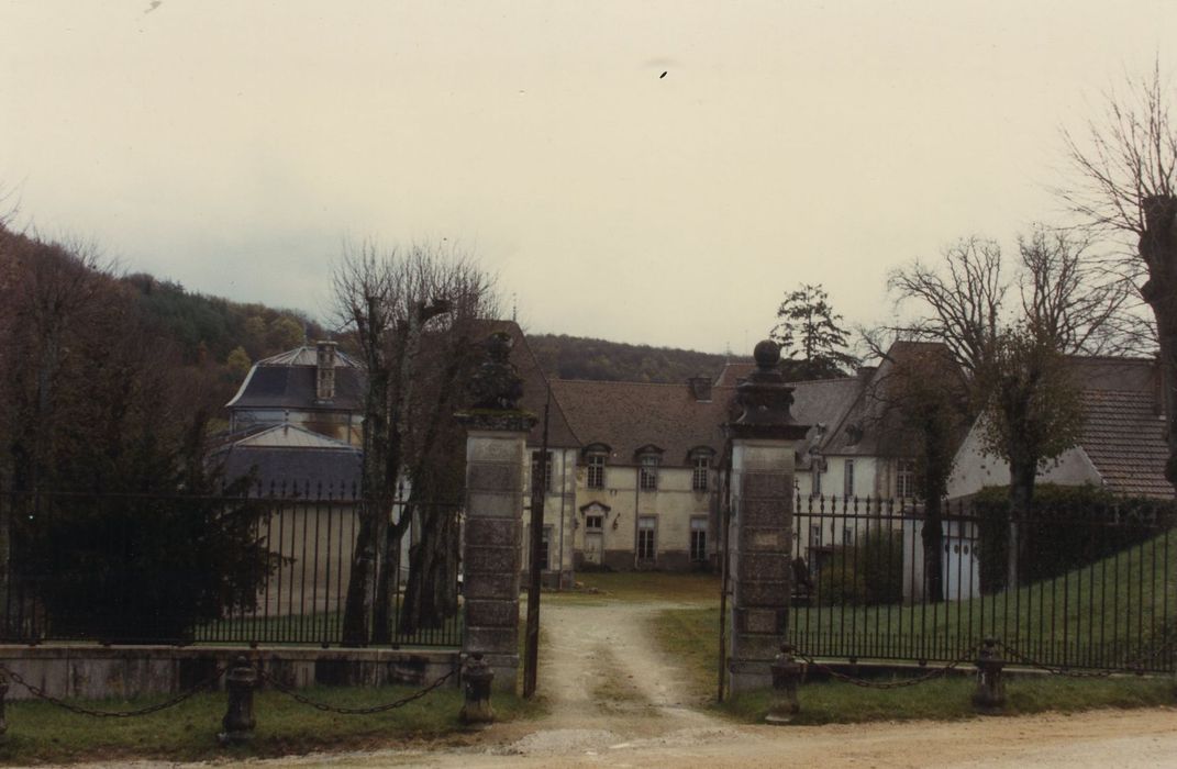 Château de Montmoyen : Grilles d’accès ouest, vue générale