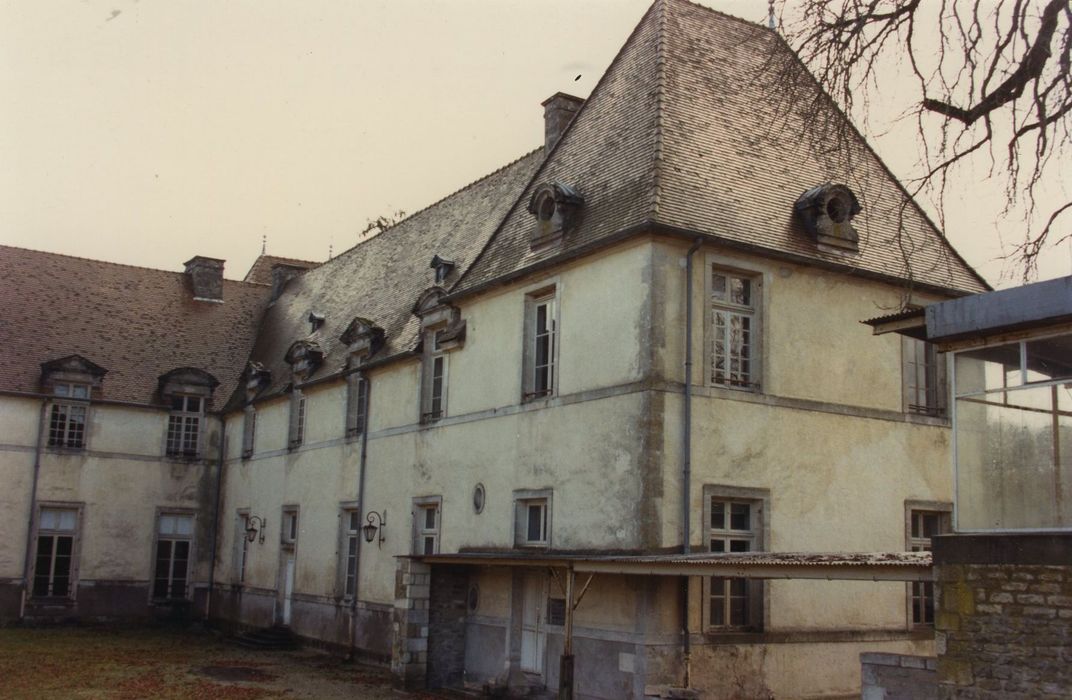 Château de Montmoyen : Cour d’honneur, aile sud, façades nord et ouest, vue générale