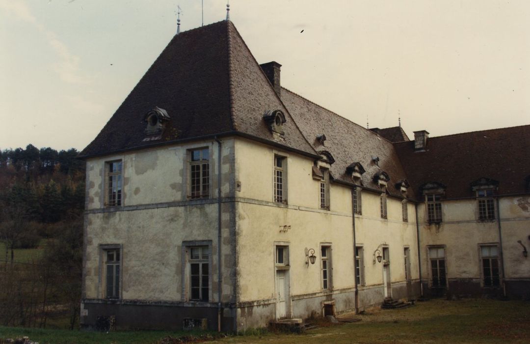 Château de Montmoyen : Cour d’honneur, aile nord, façades sud et ouest, vue générale