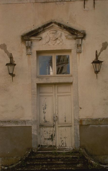 Château de Montmoyen : Cour d’honneur, façade ouest, détail de la porte d’accès