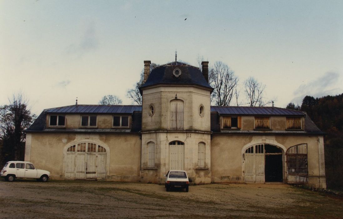 Château de Montmoyen : Dépendances, façade sud, vue générale