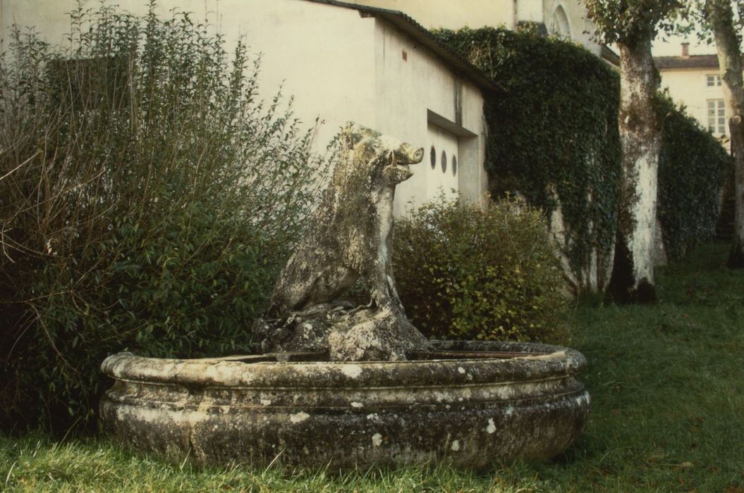 Château de Montmoyen : Jardin, détail d’un bassin