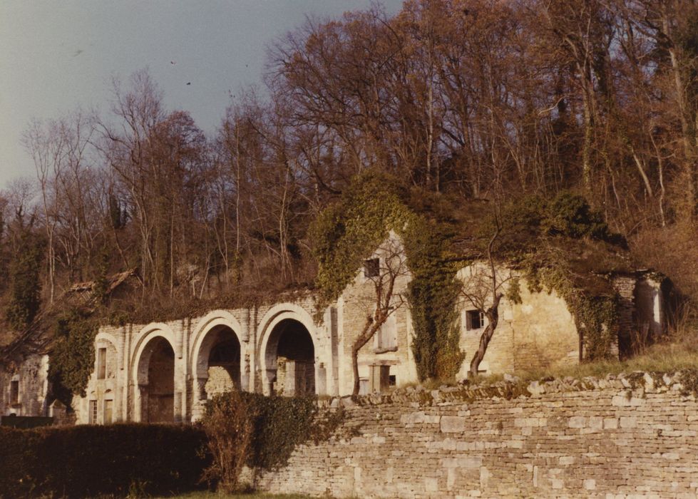 Prieuré de Glanot (ancien) : Grandes arcades de la nef et bas-côté nord, vue générale