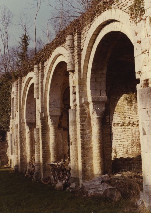 Prieuré de Glanot (ancien) : Grandes arcades de la nef, vue générale