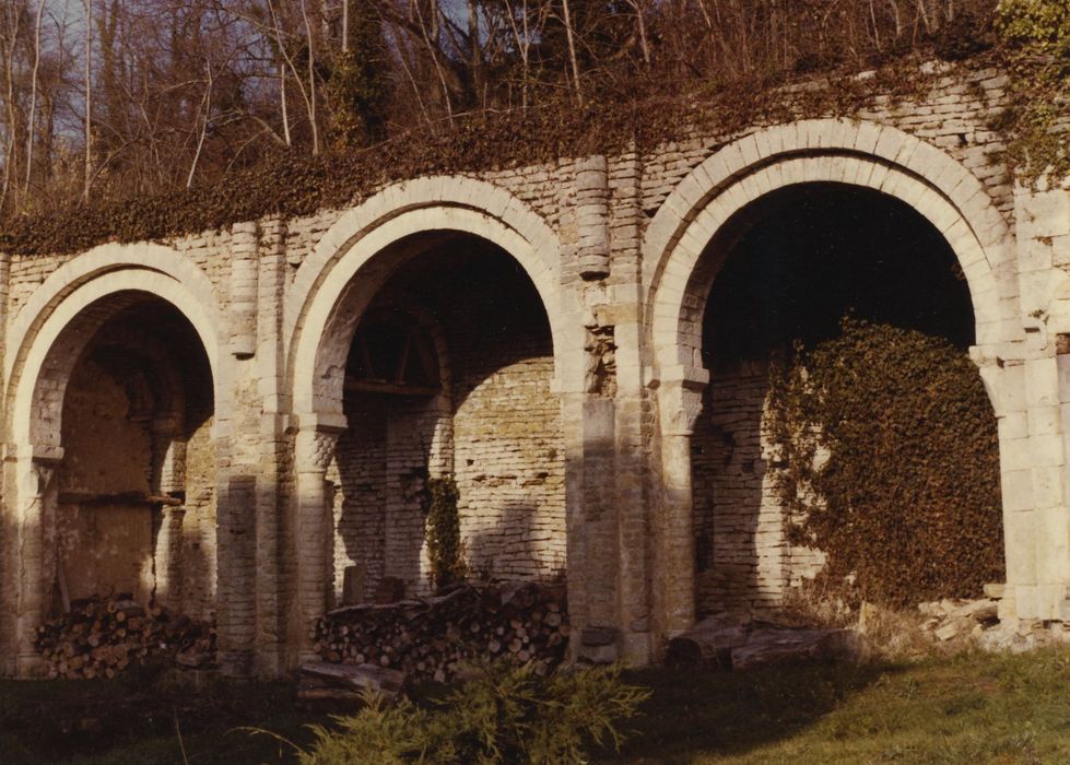 Prieuré de Glanot (ancien) : Grandes arcades de la nef et bas-côté nord, vue générale