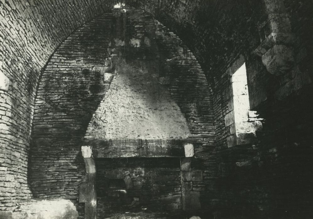 Hôpital (ancien) : Salle des malades, cheminée monumentale, vue générale