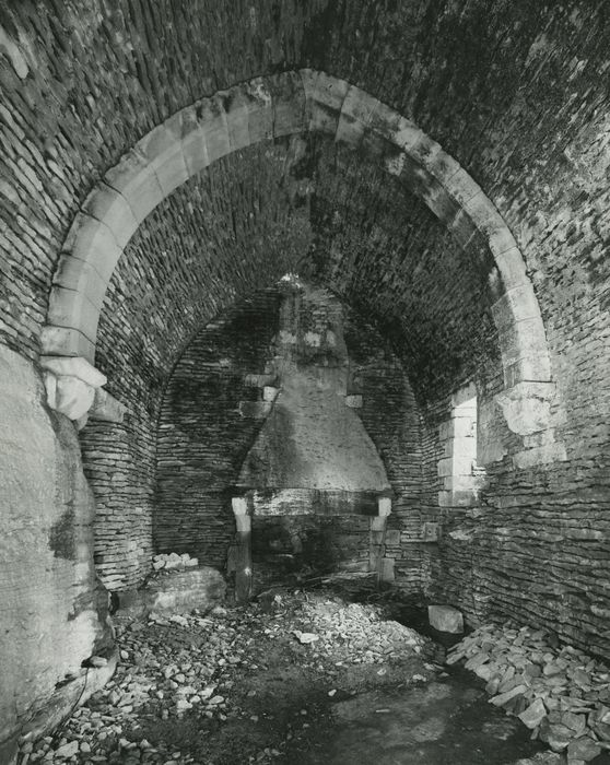 Hôpital (ancien) : Salle des malades, cheminée monumentale, vue générale