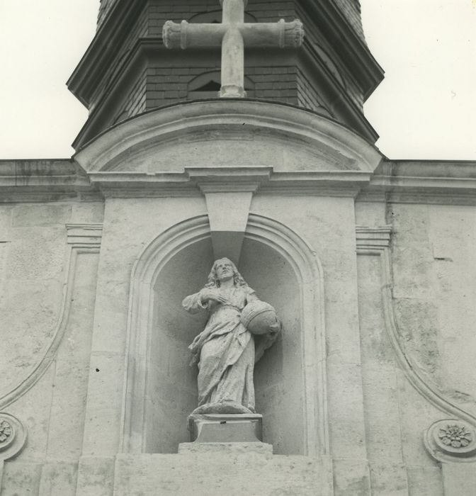 Hôpital Saint-Sauveur : Façade est, statue : Christ Sauveur, vue générale