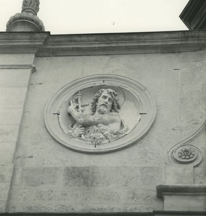 Hôpital Saint-Sauveur : Façade est, détail, bas-relief : Saint Jean-Baptiste