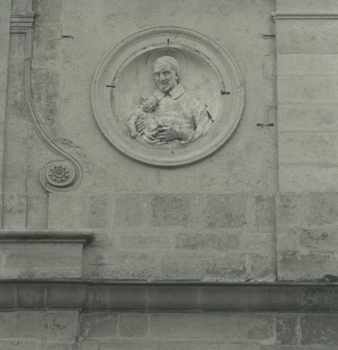 Hôpital Saint-Sauveur : Façade est, détail, bas-relief : Saint Vincent de Paul