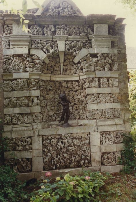 Hôtel Coeurderoy : Jardin, détail d’un nymphée