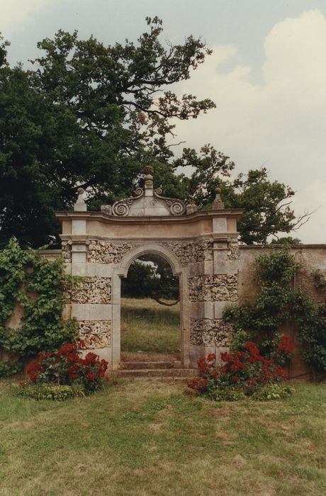 Hôtel Coeurderoy : Parc, détail d’une porte d’accès