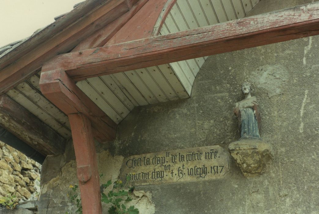 Chapelle Saint-Pierre : Détail de la plaque commémorative de la fondation de la chapelle, statuette