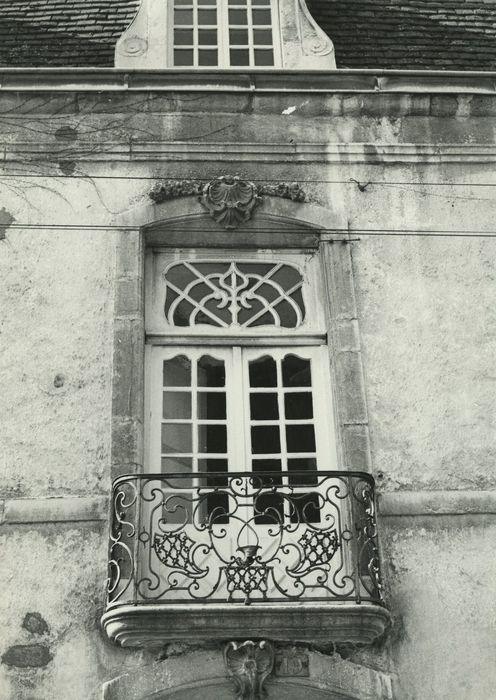 Hôtel particulier : Façade est, détail d’une baie