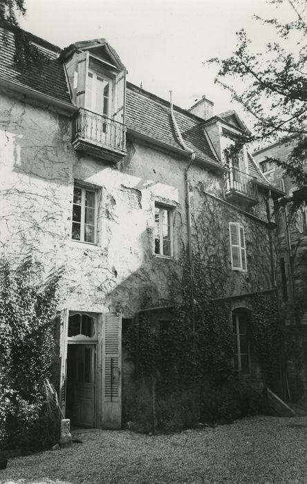 Hôtel particulier : Façade postérieure, vue partielle