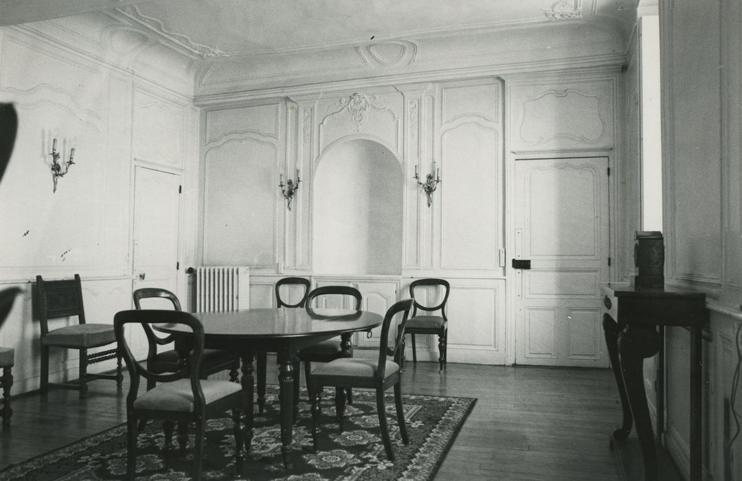 Hôtel particulier : Salle à manger, vue partielle