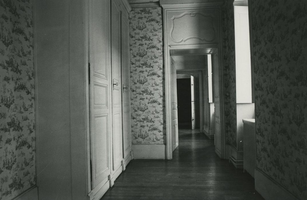 Hôtel particulier : 1er étage, couloir, vue générale