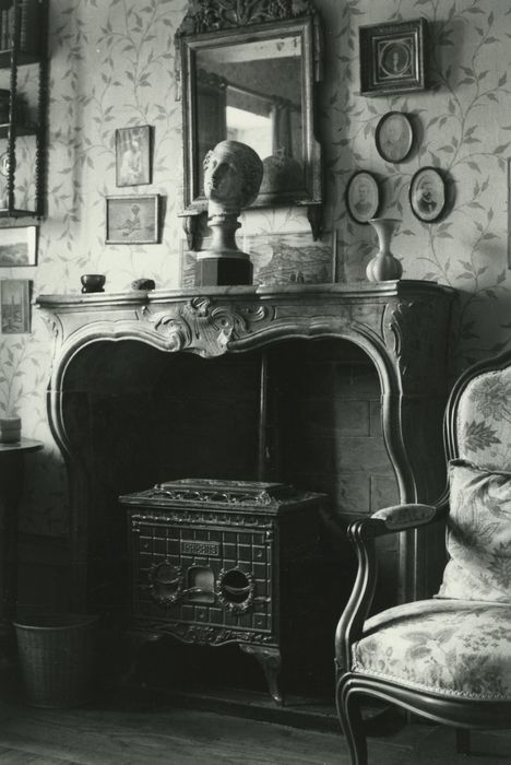 Maison de Jacques Copeau : 1er étage, chambre de Madame Copeau, détail de la cheminée