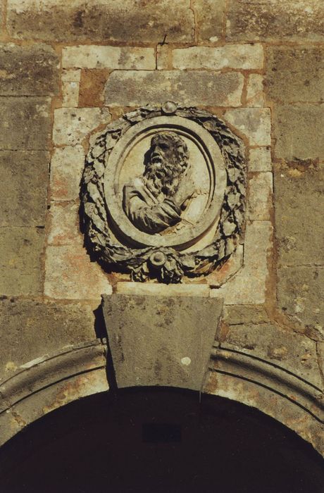 Eglise Saint-Barthélémy : Façade occidentale, détail d’un bas-relief