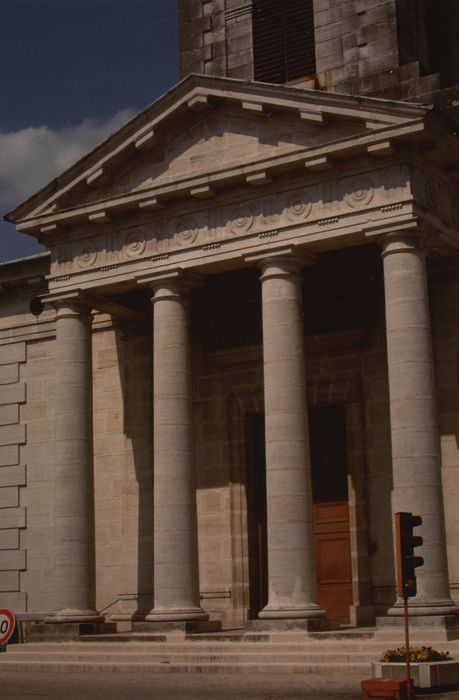 Eglise Saint-Maurice : Porche sud, vue générale