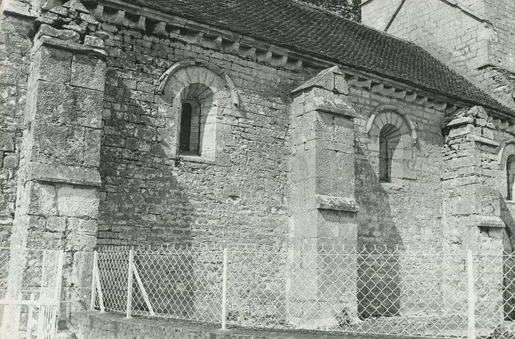 Eglise de Prissey : Façade latérale sud, vue partielle