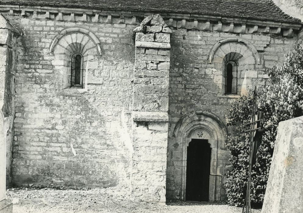 Eglise de Prissey : Façade latérale sud, vue partielle