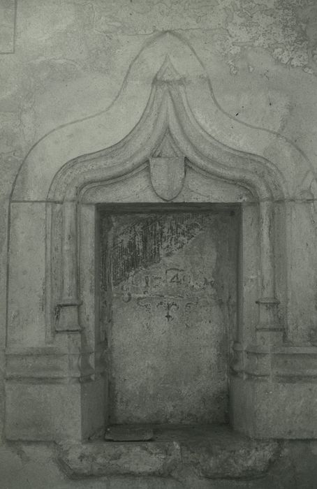 Chapelle du hameau de Blagny : Détail de la piscine