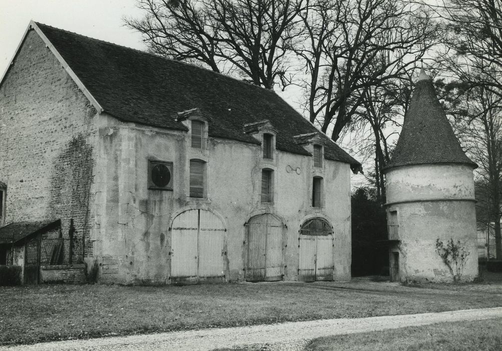 Château : Communs, bâtiment sud, façade nord, vue générale