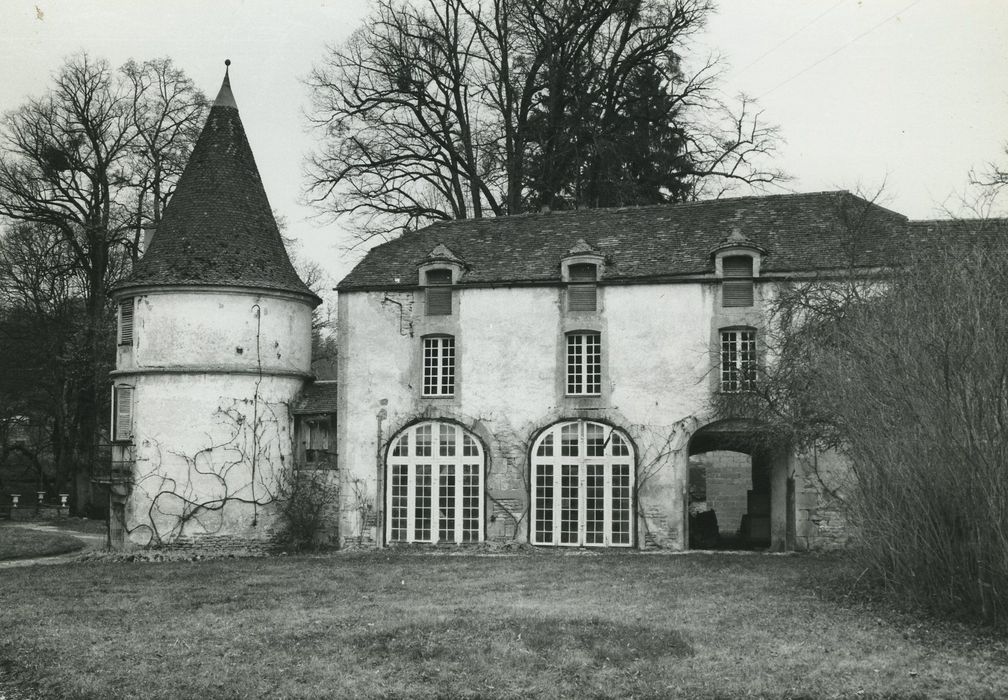 Château : Communs, bâtiment nord, façade sud, vue générale