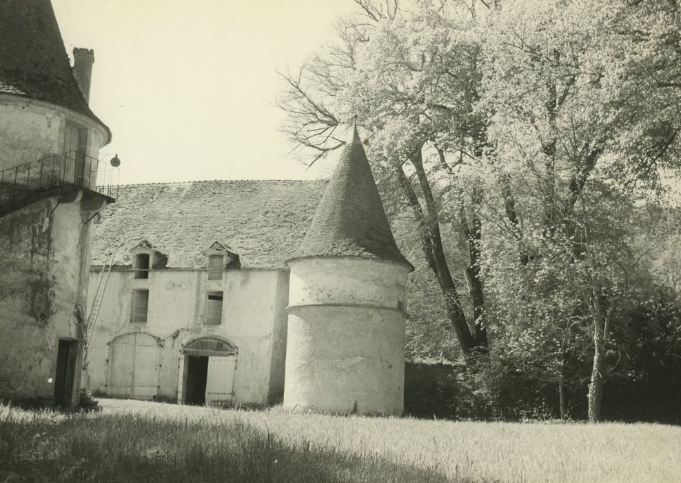 Château : Communs, bâtiment sud, façade nord, vue partielle